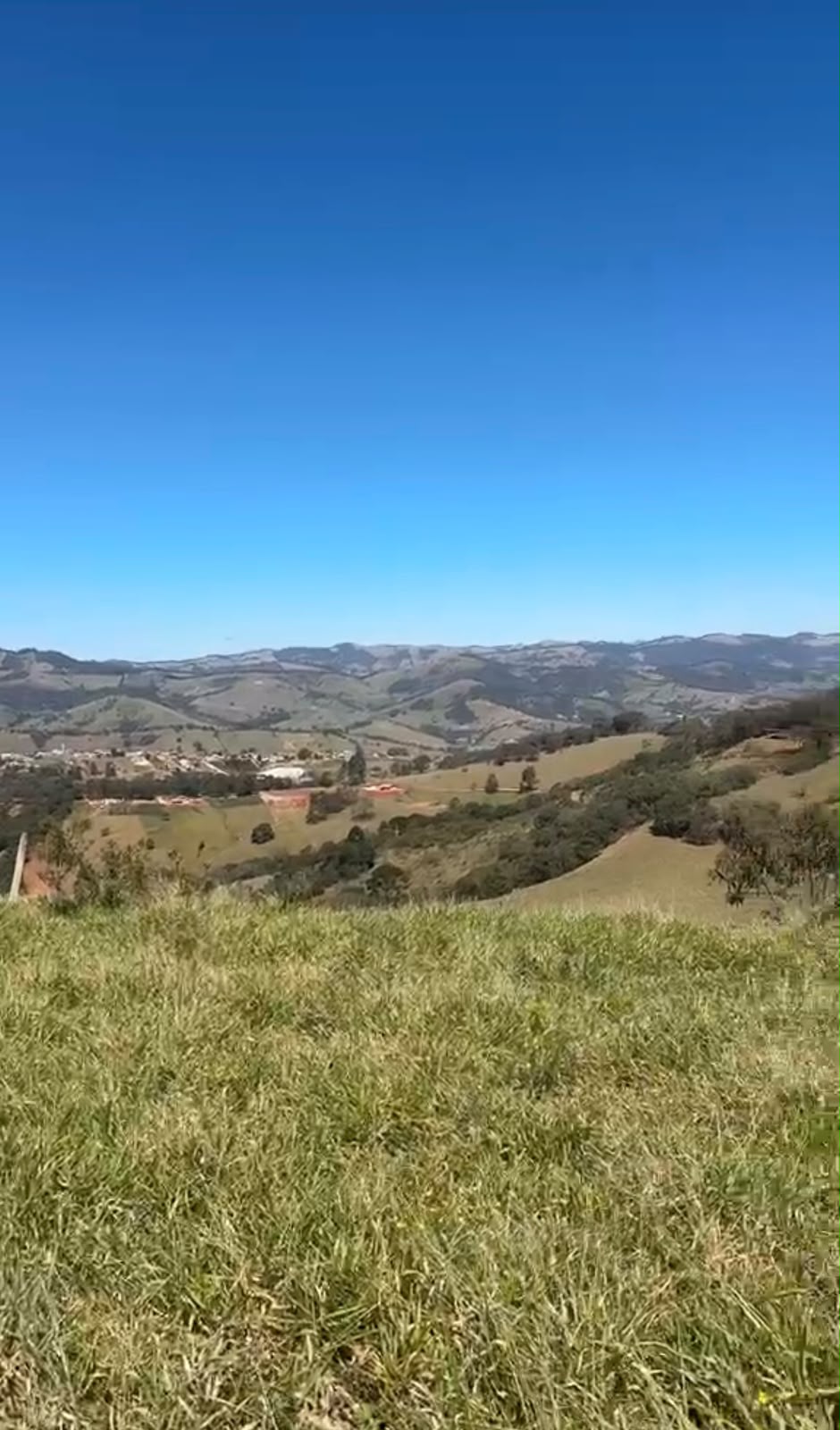 Vista do terreno em Camanducaia com vale verde e montanhas da Mantiqueira ao fundo